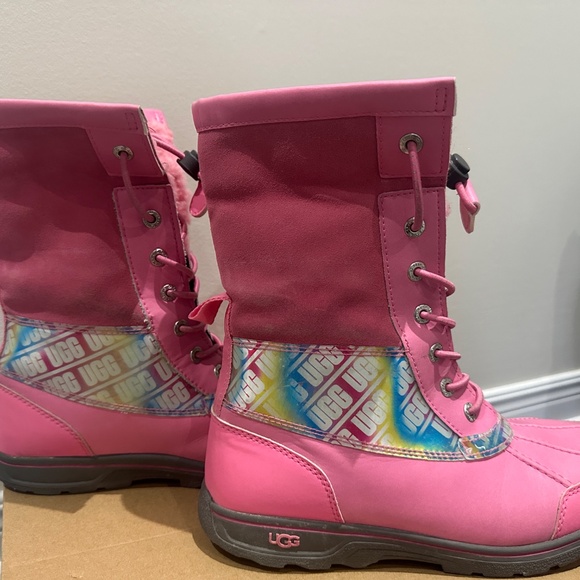 *Lightly worn, last season* Ugg Monochromatic Girls Boots - Picture 8 of 10